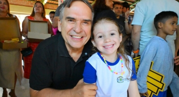 Prefeito Sandro Mabel abre ano letivo em Goiânia com ampliação de vagas e entrega de kits escolares